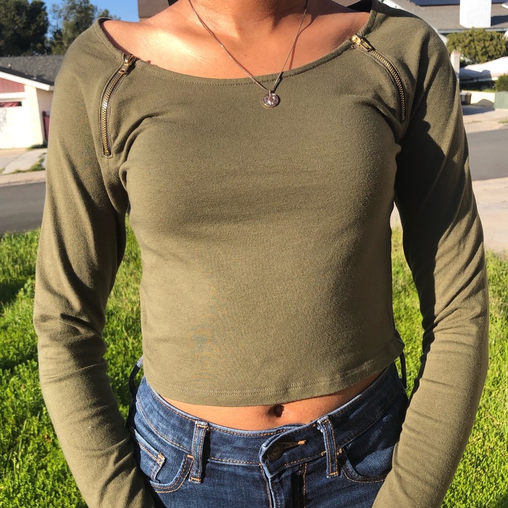Green Crop top with sleeves.
